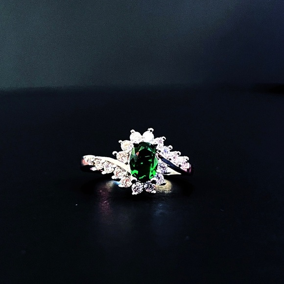 925 Sterling Silver Ring with Cubic Zirconia - Picture 5 of 7